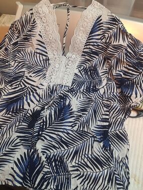 Aakaa White and Navy Leaf-Print V-Neck Tunic with Lace Trim